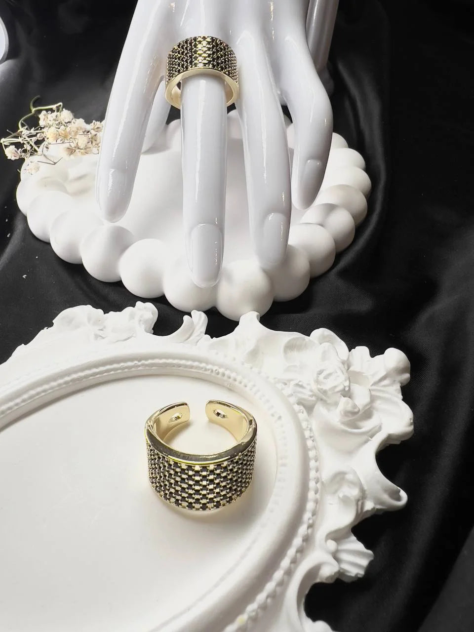 Pierścionek ze stali z czarnymi kamieniami „Ciemny Blask”